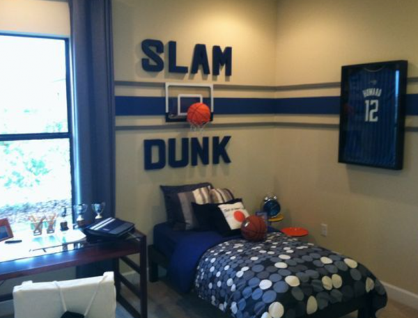 Kamar dengan tema olahraga favorit si anak, seperti sepak bola atau basket